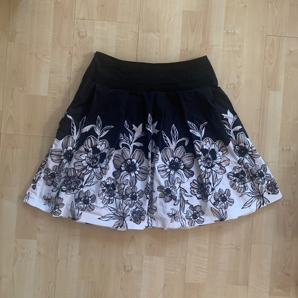 Karen Millen Size 4 Black and White Floral Skirt - Picture 1 of 5